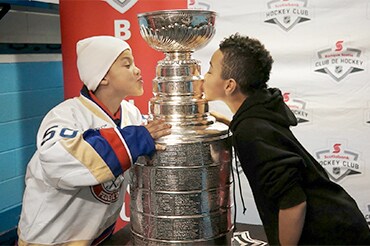 hockey kids kissing the stanly cup