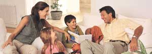 Familia platicando en el hogar