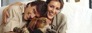 Pareja de casados con su perro