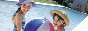 Niñas en una piscina