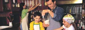 Familia en la cocina