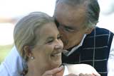 Anciano abrazando a su esposa