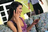 Mujer hablando a Banca por Teléfono