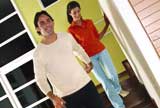 Recién casados inspeccionando su nueva casa