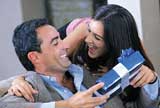 Mujer dándole un regalo a su esposo