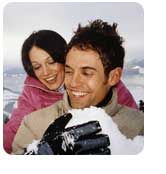 Un homme et une femme jouent avec de la neige