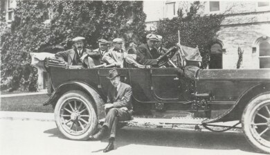 H.A. Richardson, directeur général de la Banque Scotia de 1910 à 1923, assis sur le marchepied.
