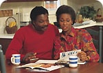 Couple regardant des livres et papiers