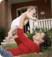 Mère et bébé jouent sur la pelouse