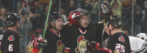 Des joueurs des Sénateurs d'Ottawa célèbrent une victoire.