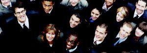 Groupe de collègues regardant vers le haut