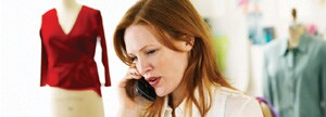 Une femme parle au téléphone