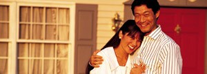 Couple devant leur maison