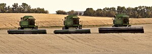 Machineries agricole dans un champ de blé