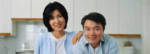 Couple heureux dans leur cuisine