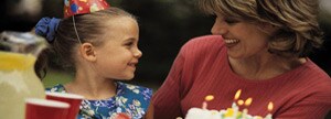 Fillette et mère souriantes à une fête