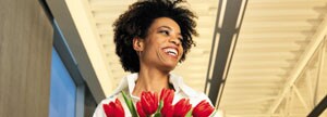 Jeune femme avec tulipes