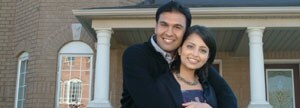 Jeune couple devant une maison