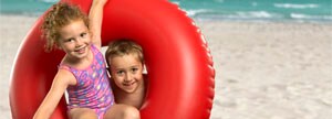 Deux enfants jouent à la plage