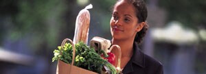 Une femme au retour de l'épicerie