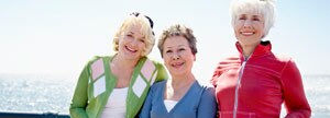 Trois femmes au bord de l'eau