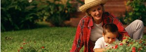 Mère et enfant au jardin