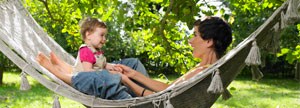 Mère et enfant dans un hamac