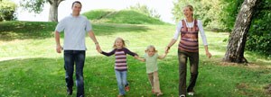 Une famille se promène dans un parc