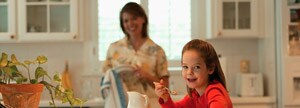 Une mère et sa fille dans la cuisine