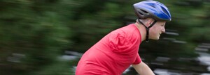 Un homme fait du vélo