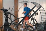 Un homme s'entraîne sur un exerciseur