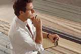 Un homme fait l'inventaire