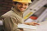 Un homme lit un plan