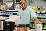 Un homme dans son magasin de quincaillier