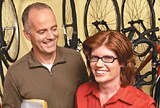 Un couple dans une boutique de vélos