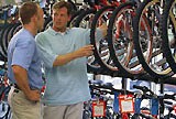 Un acheteur de vélo