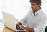 Un homme travaille à son portable.
