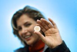 Jeune femme avec pièce de monnaie