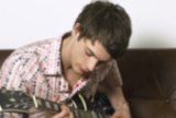 Adolescent grattant sa guitare