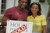 Couple devant leur nouvelle maison