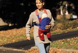 Une mère et son bébé prenant une marche
