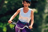 Une femme à vélo