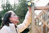 Une femme mesure sa clôture