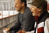 Des parents encouragent leur enfants au hockey