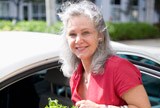 Une femme au retour de l'épicerie