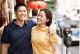 Un couple se promène dans la rue