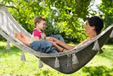 Mère et enfant dans un hamac