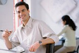 Un homme à sa table de travail