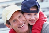 Père et fils sourient