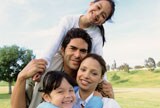 Un couple et ses deux filles près d'un parc